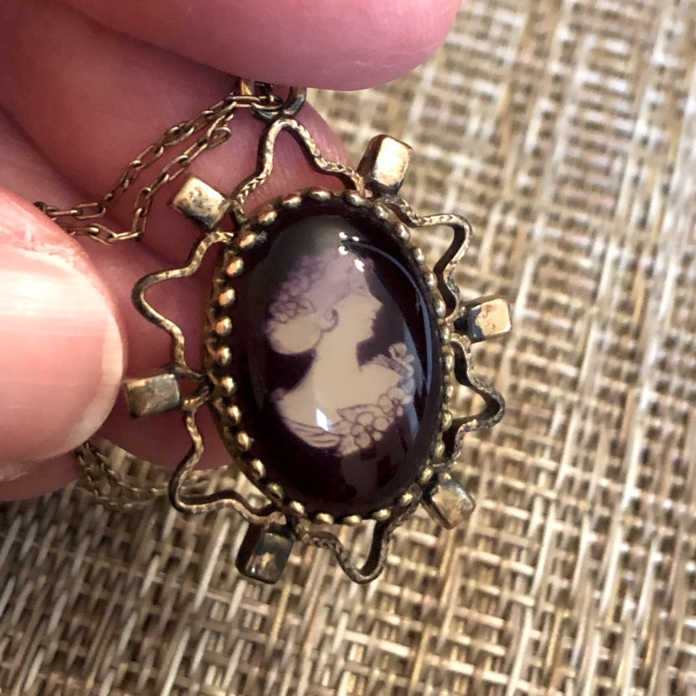 Simmons 1940’s cameo necklace